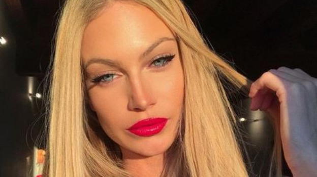 Pomeriggio 5, un clamoroso fuorionda sulla naufraga Taylor Mega gela lo studio: "Fa la escort"