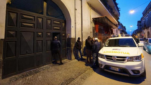 Napoli, bimbo ucciso di botte con la scopa. Ferita la sorella di 8 anni