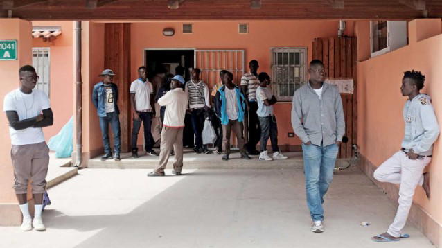 La sinistra protesta per la chiusura dei Cara. Ma quello a Mineo è base della mafia nigeriana