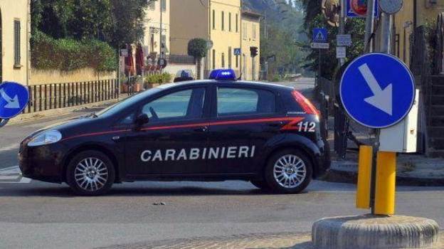 Brindisi, spara alla moglie con un fucile e si suicida: la donna è in gravissime condizioni