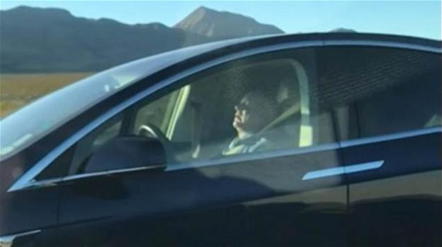 Automobilista ripreso mentre dorme nella Tesla con il pilota automatico inserito