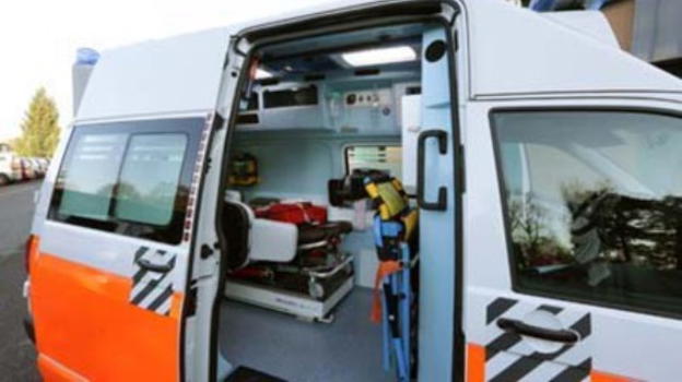 Prato, ruba l’ambulanza mentre i soccorritori aiutano un malato