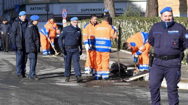 Roma, trenta detenuti di Rebibbia riparano le buche