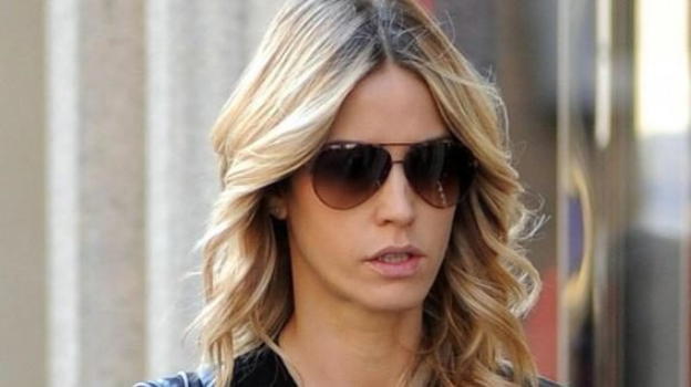 Elena Santarelli, ennesimo attacco social: "Non pubblichi mai foto di tuo figlio? Va bene anche se pelato"