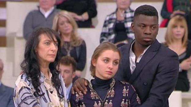 Forum, spettatori indignati per la storia di Sabrina che vuol diventare nera: "Causa falsa e copiata pro immigrazione"