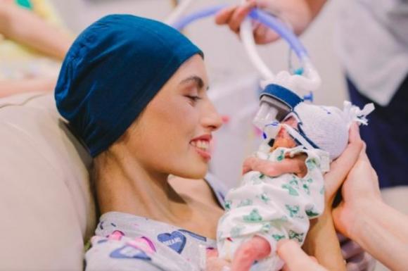Malata di tumore a 19 anni, interrompe le cure per far nascere suo figlio: muoiono entrambi