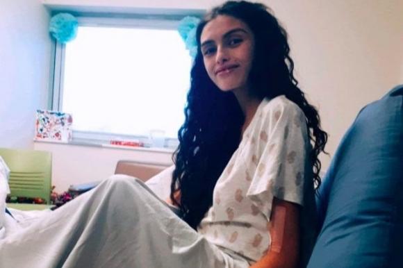 Malata di tumore a 19 anni, interrompe le cure per far nascere suo figlio: muoiono entrambi