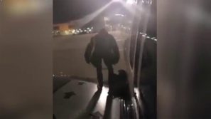 Follia sul volo Ryanair: apre il portellone e salta sull’ala dopo un attacco d’asma