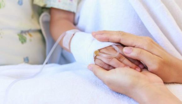 Malata di tumore a 19 anni, interrompe le cure per far nascere suo figlio: muoiono entrambi