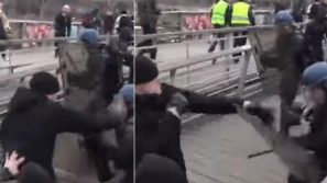 Ex campione di boxe alla manifestazione dei gilet gialli picchia i poliziotti