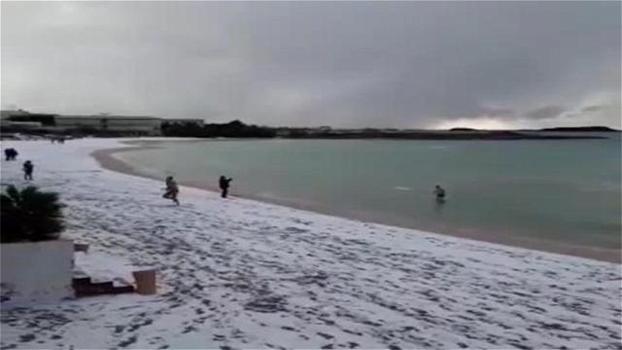 Bagno a mare con la neve: in Puglia alcuni temerari sfidano il freddo estremo