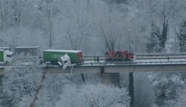 Camion sfonda guardrail e resta in bilico sul viadotto: panico in superstrada
