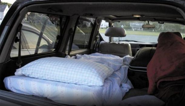 Papà divorziato dorme in auto da mesi: anonimo gli dona 20 giorni in un hotel