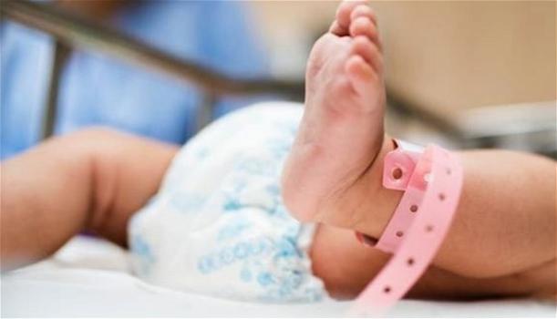 Bimba di 2 mesi non respira: operatore del 118 spiega ai genitori le manovre per salvarla