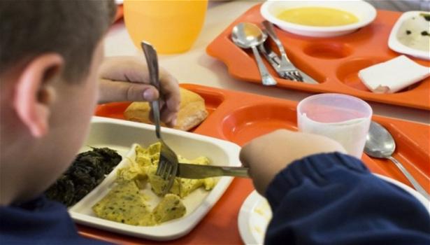Ritirati piatti dalla mensa scolastica, si fondono con il cibo caldo: intervengono i Nas