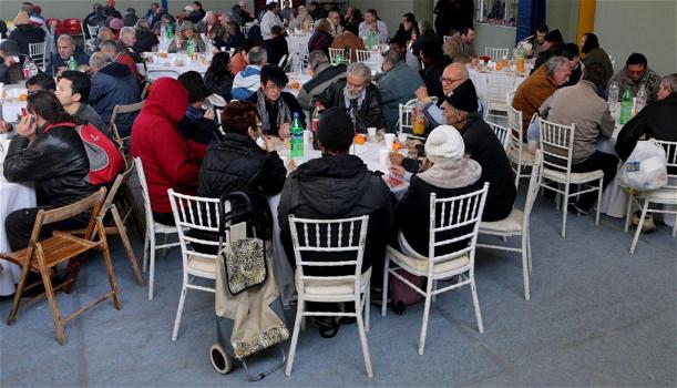Novara, coppia di giovani sposi offre pranzo di nozze a 82 senzatetto