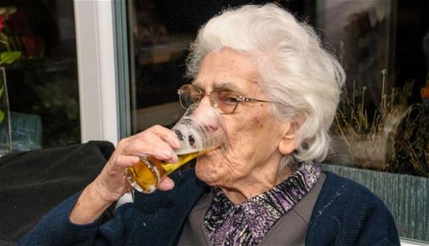 Questa donna ha 97 anni e beve 22 birre al giorno per restare in salute