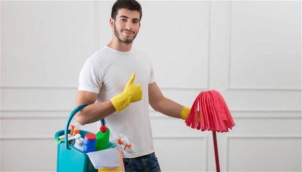 Gli uomini che puliscono la casa sono più felici, lo rivela uno studio