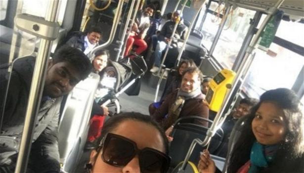 Selfie dell’autista del bus con gli immigrati: “Tutti hanno pagato il biglietto”. La foto fa il giro del web
