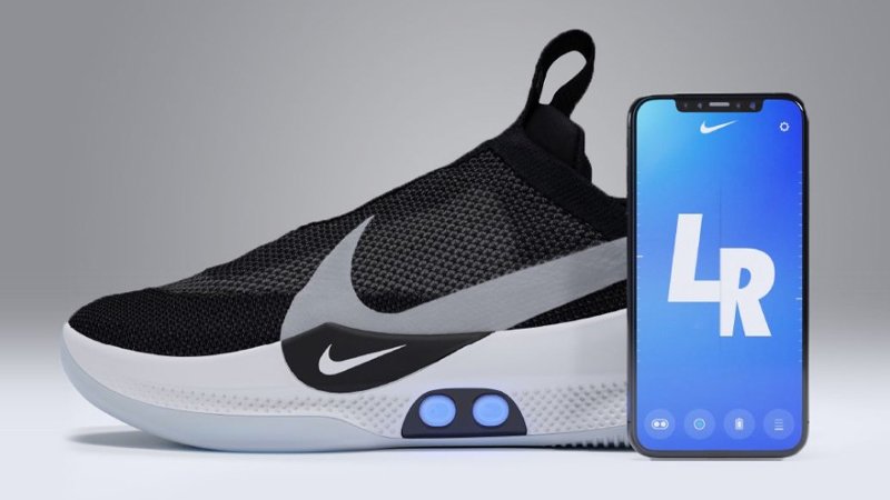 Nike presenta le sue nuove scarpe tecnologiche che si allacciano tramite  smartphone