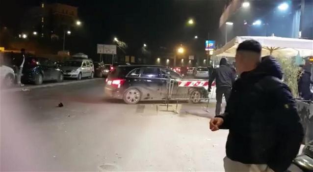 Roma: i buttafuori non lo fanno entrare perché troppo ubriaco, sale in auto e li investe