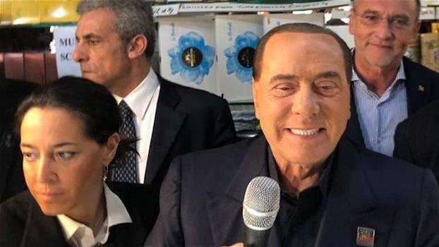 Berlusconi e la nuova battuta sessuale dalla Sardegna: “Prima ne facevo 6 a notte, ora dopo la terza mi addormento”