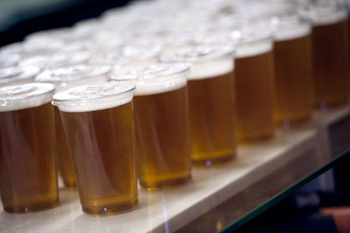 Gli somministrano 15 lattine di birra nello stomaco: la bizzarra terapia gli salva la vita