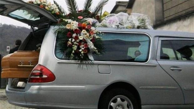 Arriva in ritardo al funerale del marito: donna multata a Venezia