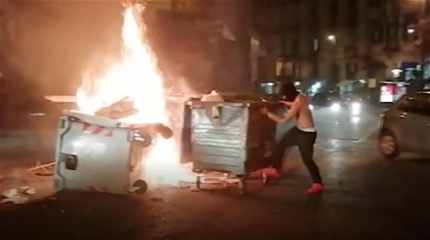 Napoli: incendia cassonetti in strada e la madre gli urla preoccupata perché lo fa senza maglietta