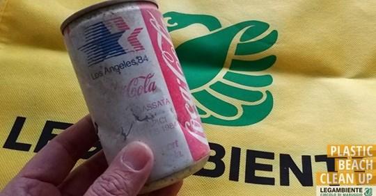 Volontari ripuliscono la spiaggia e trovano una lattina di Coca Cola del 1984