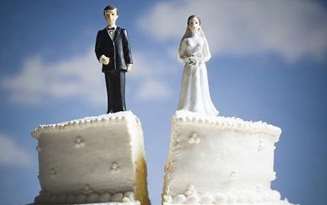 Vede per la prima volta la moglie senza trucco e chiede il divorzio: “Sono stato ingannato!”