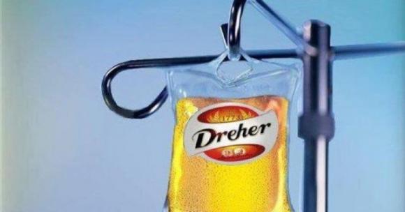 Gli somministrano 15 lattine di birra nello stomaco: la bizzarra terapia gli salva la vita