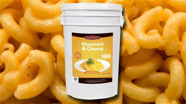 Pasta al formaggio precotta in un secchio da 12 chili, scadenza a 20 anni: l’ultima follia culinaria americana