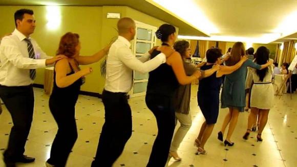 Fanno il “Trenino” dopo la cena: in cento escono senza pagare il conto