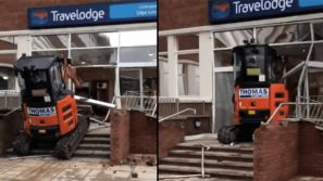 L’azienda non lo paga, operaio distrugge hotel con un’escavatrice