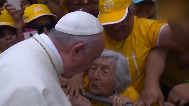 Papa Francesco ferma il corteo e va ad abbracciare una donna cieca di 99 anni