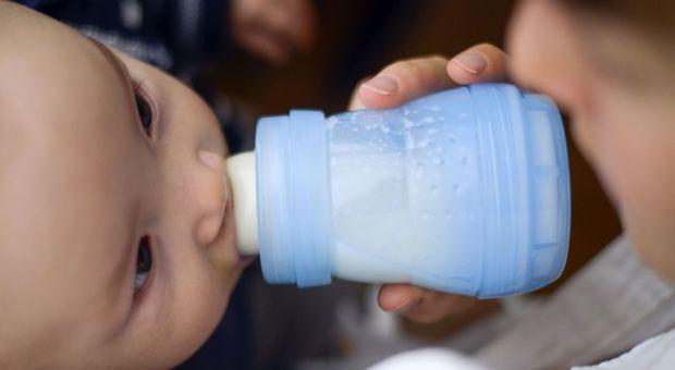 Salmonella nel latte per neonati: 400.000 ritiri, è allerta in Italia