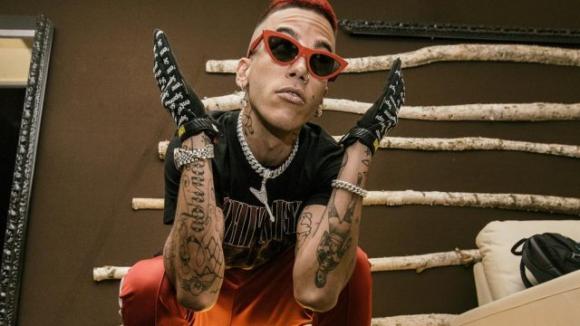 Sfera Ebbasta: “Un 2018 pieno di emozioni”. Marea di insulti sui social