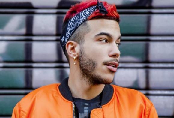 Sfera Ebbasta: “Un 2018 pieno di emozioni”. Marea di insulti sui social