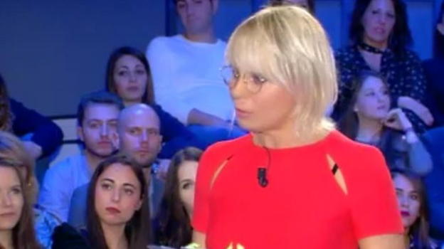 C’è posta per te: lasciati dai propri ex, vorrebbero sposarsi. I genitori di lui non sono d’accordo