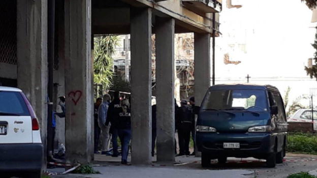 Catania, uccide il padre e nasconde il cadavere tra i rifiuti: all’arresto la folla tenta il linciaggio