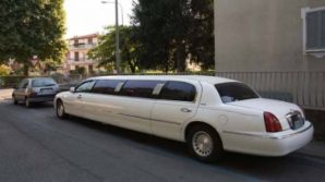 Bari, a 8 anni in limousine fuori da scuola: l’incredulità dei genitori