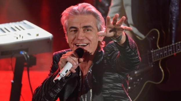Sanremo 2019: Ligabue sale sul trono, infuoca il palco dell’Ariston "urlando contro il cielo" e scatena l’ironia del web
