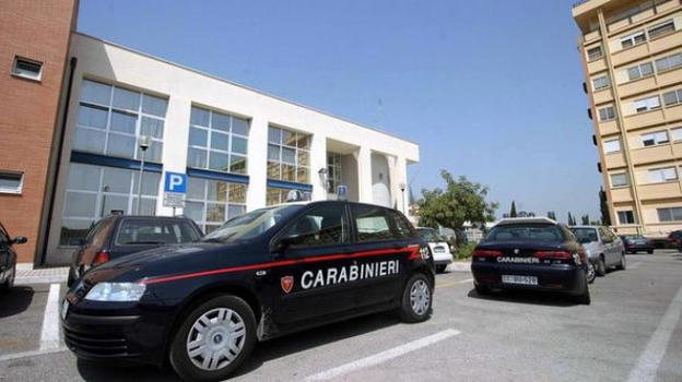 Latina, picchia la fidanzata e aggredisce un carabiniere: 23enne arrestato