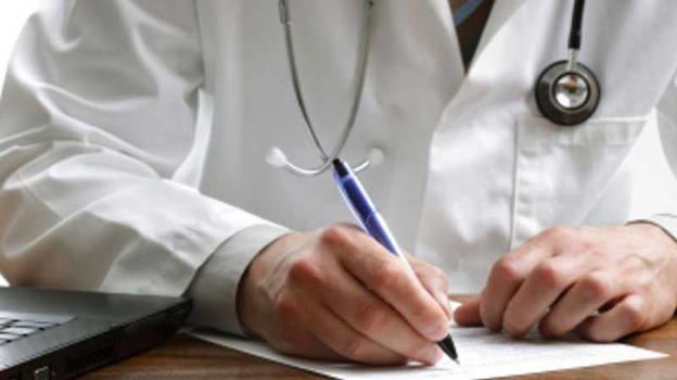 Finge di essere medico, prescrive terapie salvavita ma in realtà è un carrozziere