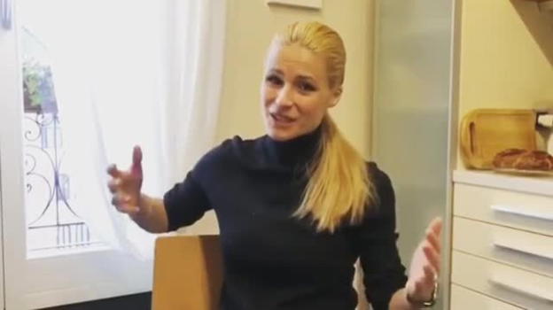 Michelle Hunziker pubblica un video con la servitù su Instagram, i follower l’aggrediscono: "Manca solo ‘Ciao povery’ "