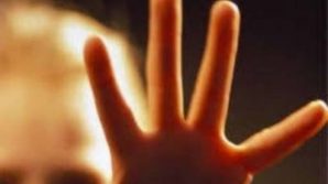 Madre droga la figlia 17enne per permettere al compagno di violentarla davanti ai suoi occhi