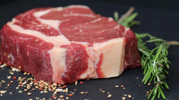 Mangiare meno carne rossa aiuta la nostra salute e quella del pianeta