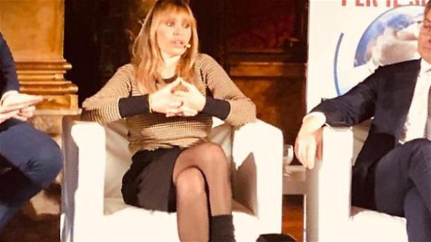 Alessandra Mussolini in minigonna e scaldamuscoli: il suo ultimo look che ha scioccato il web