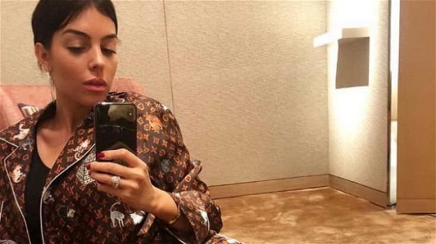 Georgina Rodriguez, la fidanzata di Ronaldo fa "sogni d’oro" con un pigiama Louis Vuitton e il web si indigna